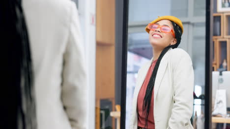 Cliente,-Compras-Y-Gafas-De-Sol-De-Una-Mujer.