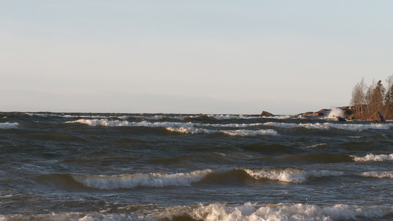 북대서양 군도 페로 제도 해안을 강타하는 파도