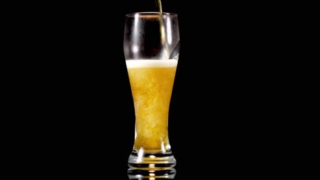 Weizenglas-Gefüllt-Mit-Weizenbier,-Schaumige-Blasen-Oben-Isoliert-Auf-Schwarzem-Hintergrund