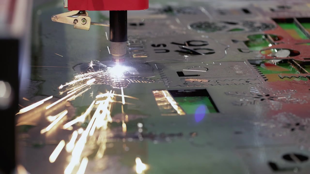 Cortadora de plasma industrial cortando con precisión chapa metálica