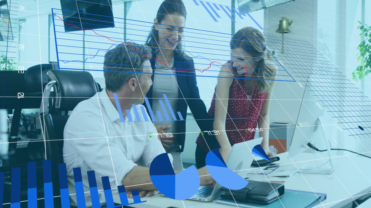 animación del procesamiento de datos financieros sobre diversas personas de negocios en la oficina