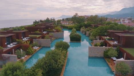 complejo de lujo con piscinas infinitas y vistas al océano