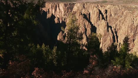 Sunlit-Painted-Rock-Wall-Of-Black-Canyon-of-the-Gunnison-National-Park-In-Colorado,-USA