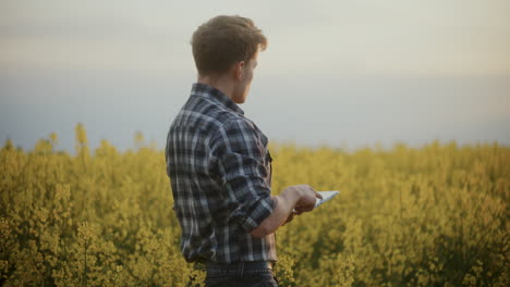 Männlicher-Agronom-Nutzt-Tablet-PC-Im-Bauernhof