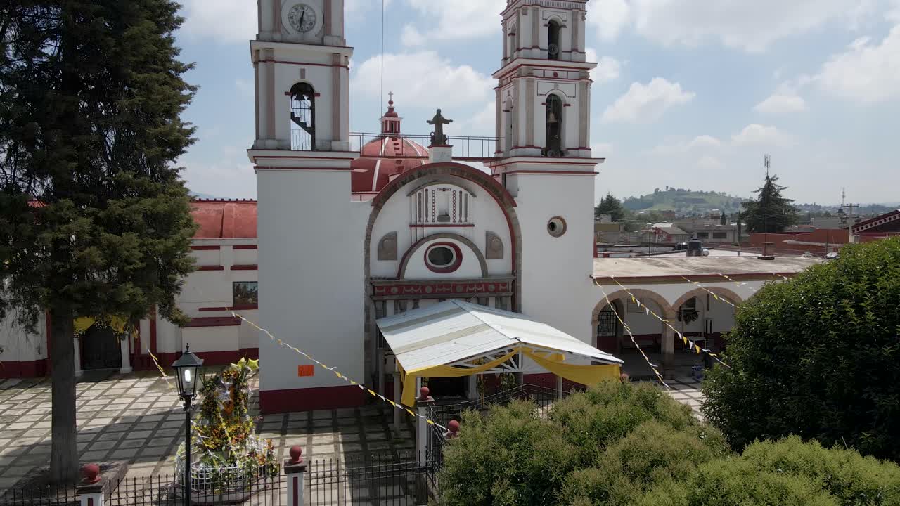 hermosa vista aérea de la antigua iglesia de piedra en méxico