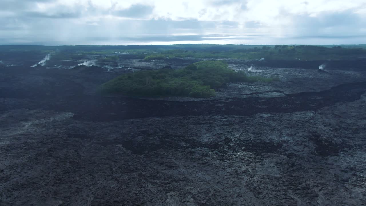 paisaje desierto de rocas volcánicas negras frescas en las fincas de leilani, big island, hawai, estados unidos