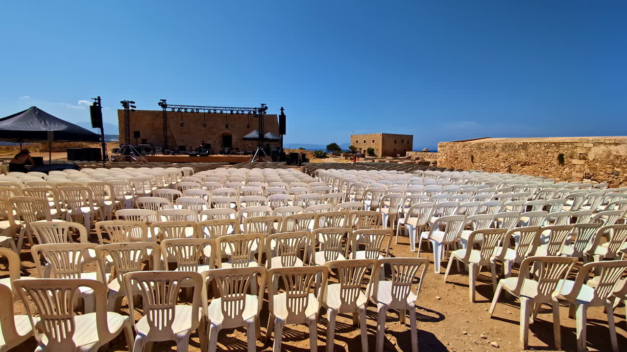 Sedie monoblocco disposte durante un concerto all'aperto vicino a Rethymno, Creta, Grecia
