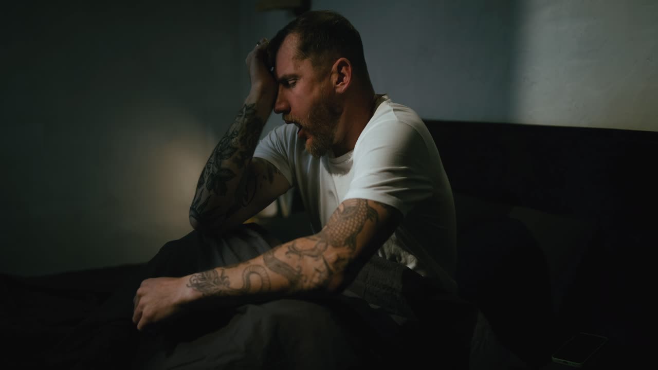 hombre experimentando angustia emocional