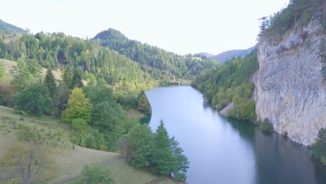 Tiro-Rápido-Ascendente-De-4k-Del-Lago-Y-La-Montaña-En-El-Parque-Nacional