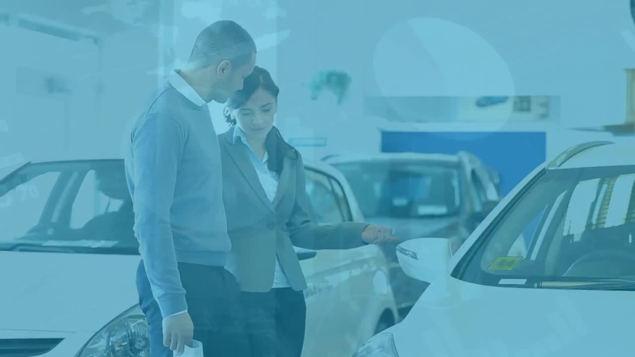 animación de procesamiento de datos sobre hombre caucásico con mujer de negocios en el salón de automóviles.
