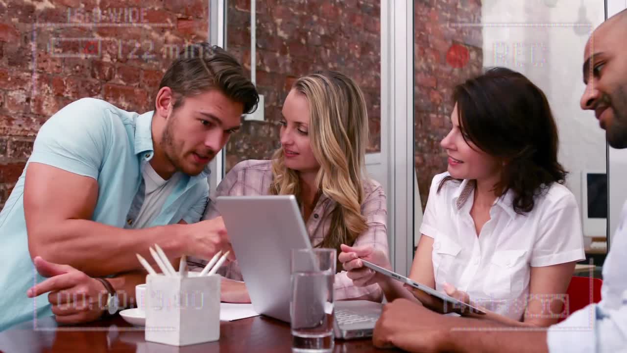 animación de la interfaz de grabación de video, con amigos felices en discusión usando portátil y tableta