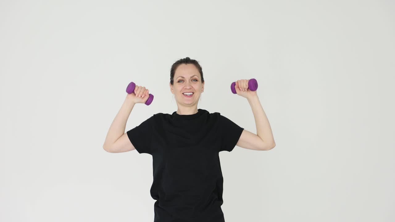 mujer haciendo ejercicio con pesas