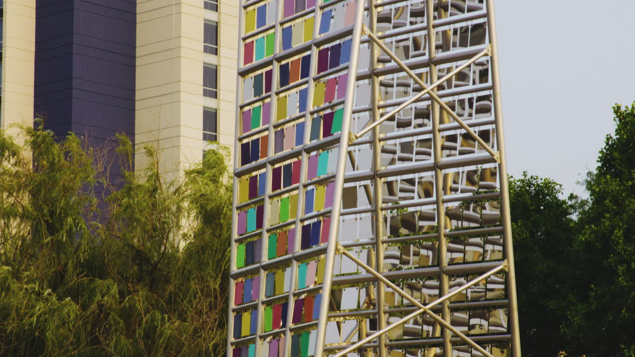 도널드 리프스키 (donald lipski) 의 스테인리스 스 ⁇  건축물이 바람과 빛에 의해 반영되어 인디애나폴리스, 인디애나, 미국에 있는 운하 산책