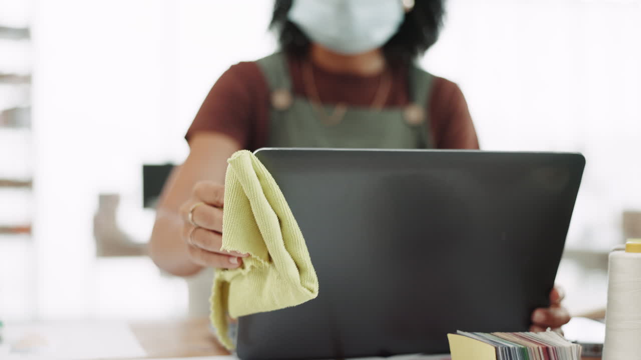 covid, tela y una mujer negra de limpieza de negocios