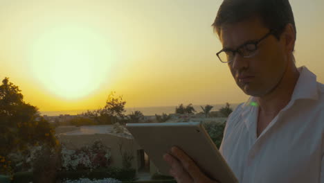 hombre de negocios usando el touchpad en la noche