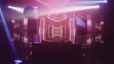 다채로운 무대 조명을 가진 dj 부스