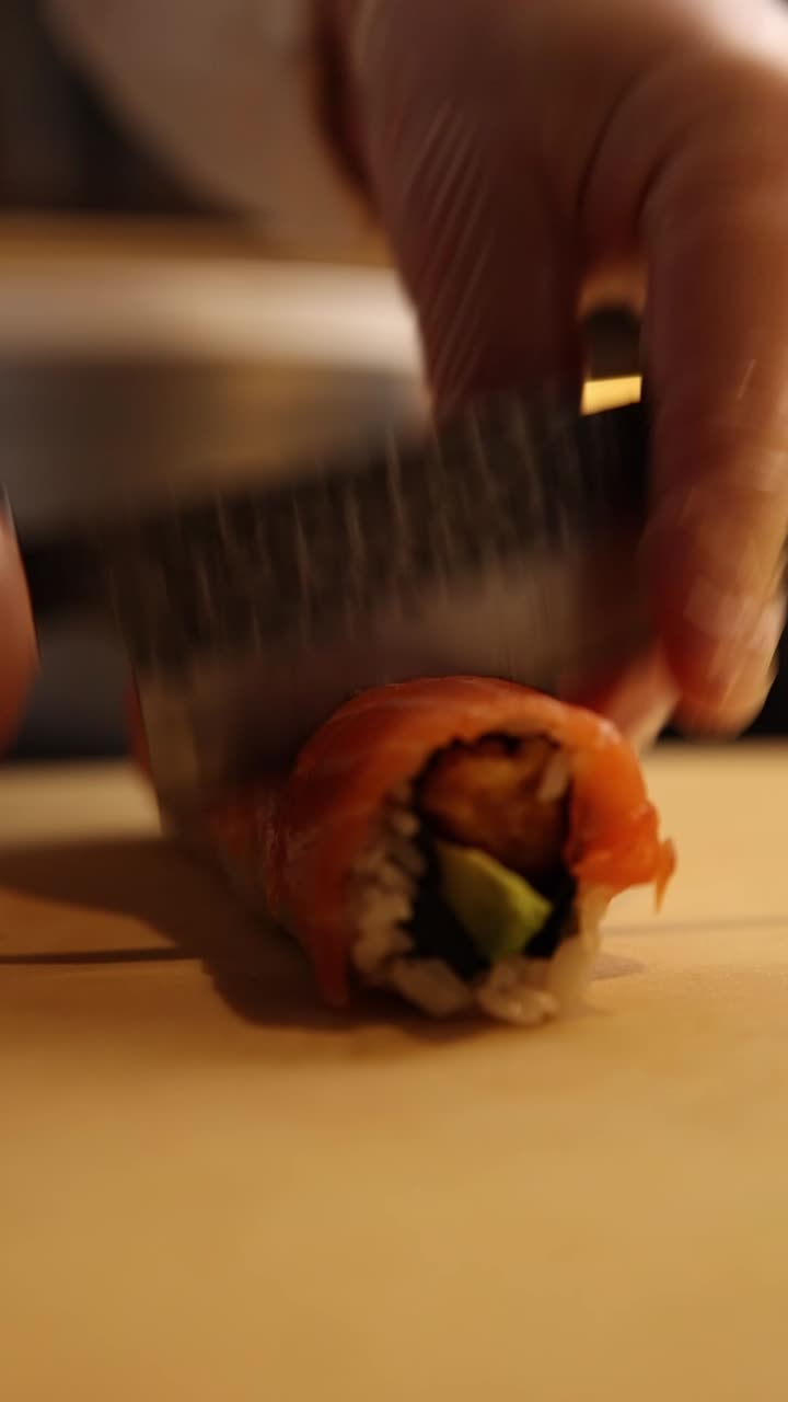 Sushirullan leikkaaminen