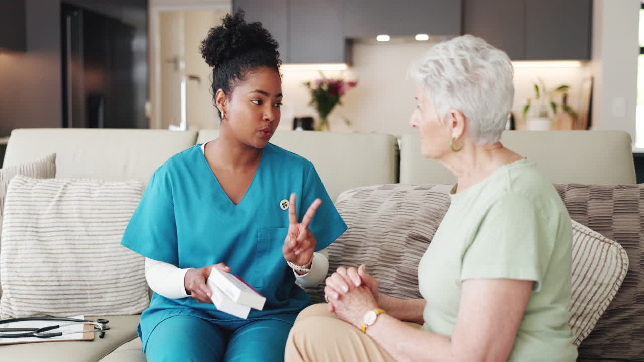 Aidante expliquant des médicaments à une femme âgée lors d'une visite à domicile