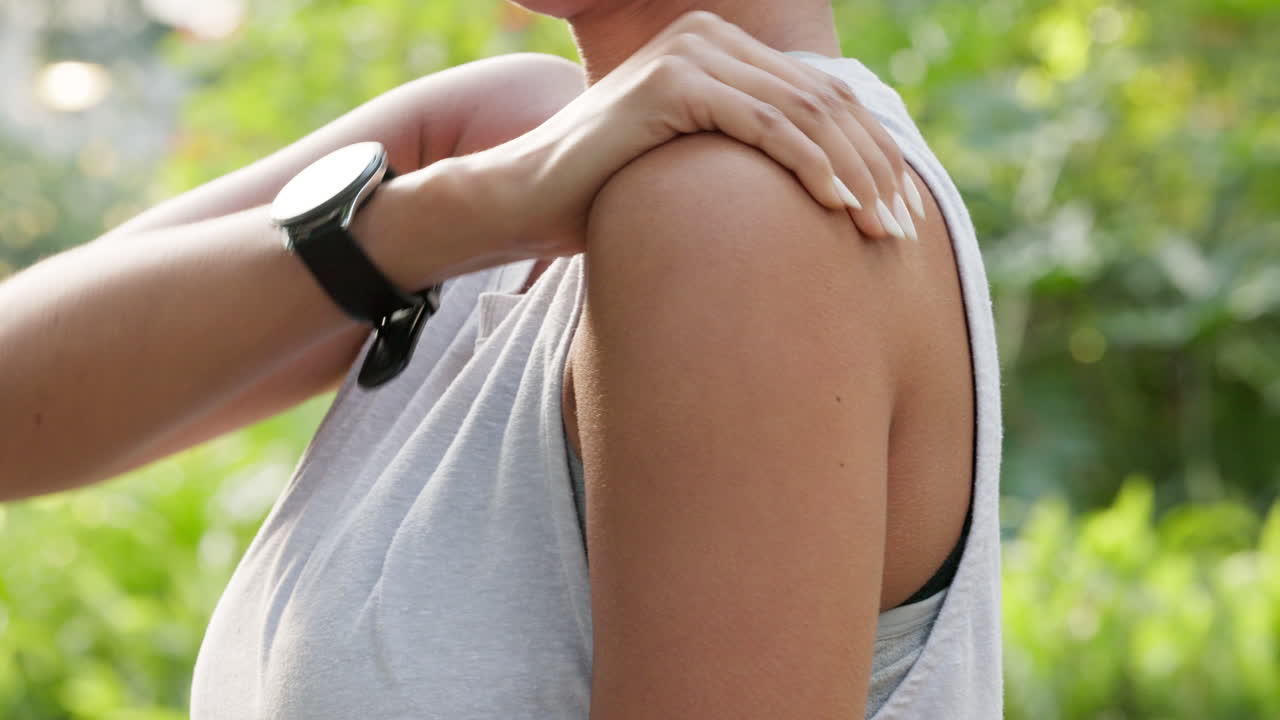 통증과 의학적 어깨 부상을 입은 여성