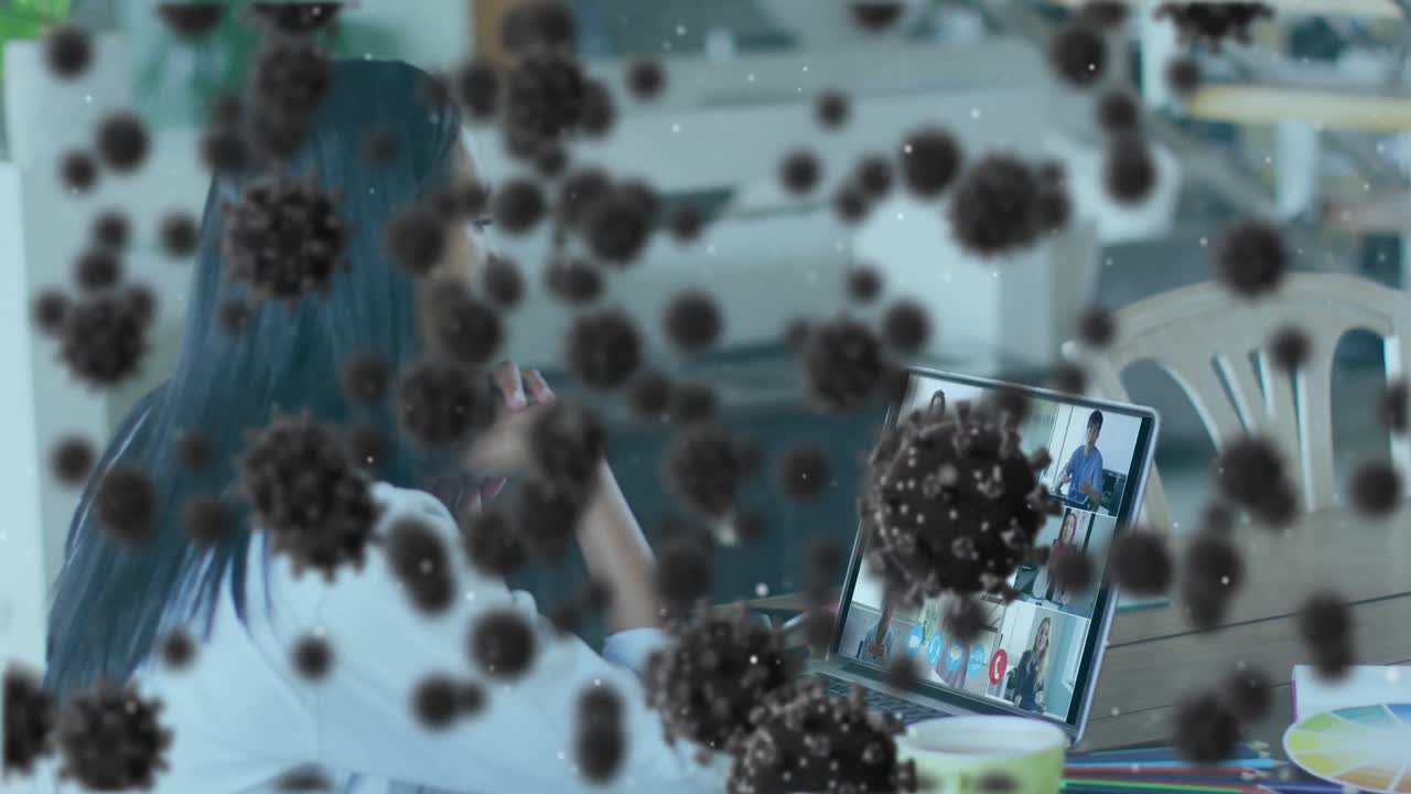 노트북 비디오 통화에서 사업가 여성에 대한 코로나 19 세포의 애니메이션