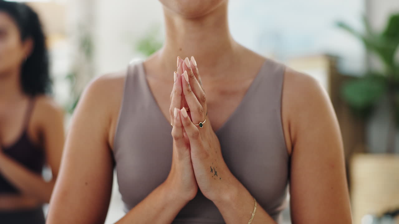 mujer en postura de yoga, manos en oración