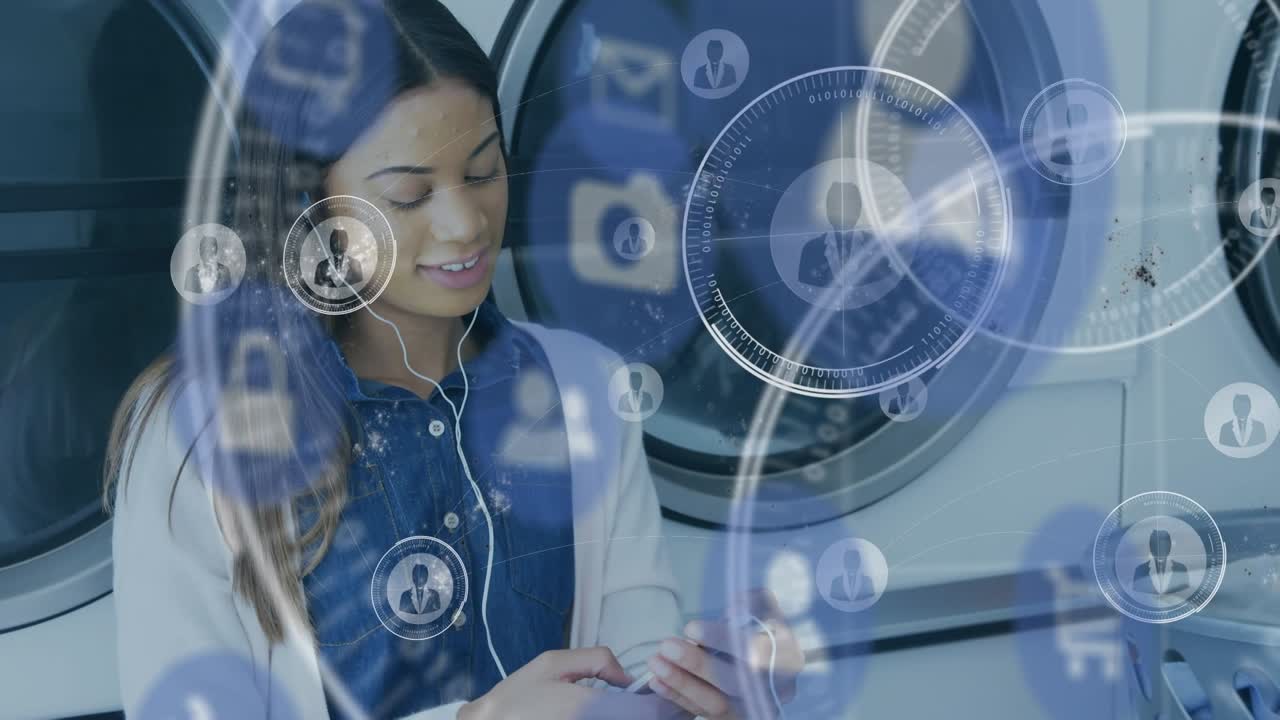 Video composito di giovane donna sorridente che ascolta musica in una lavanderia a gettoni e icone di computer