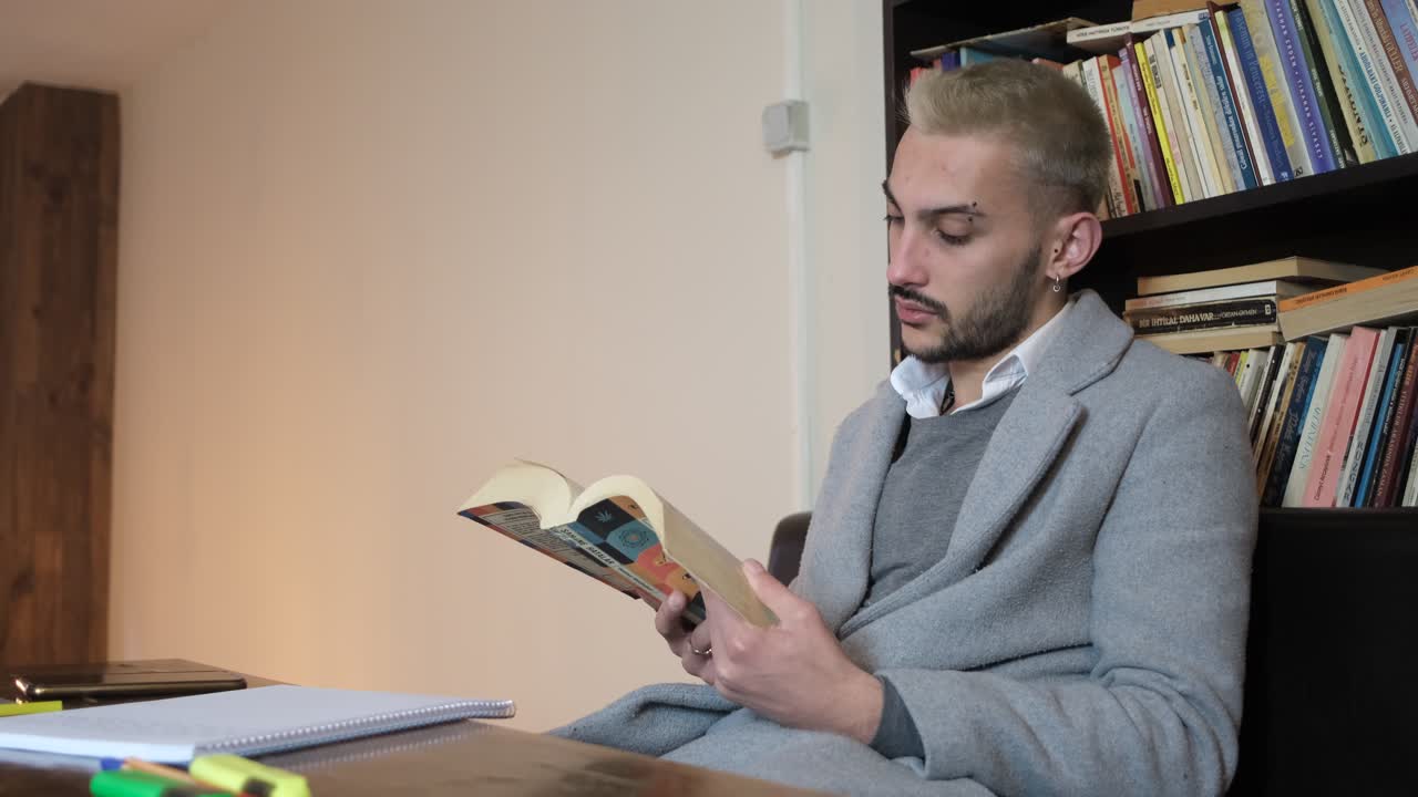 joven leyendo una novela