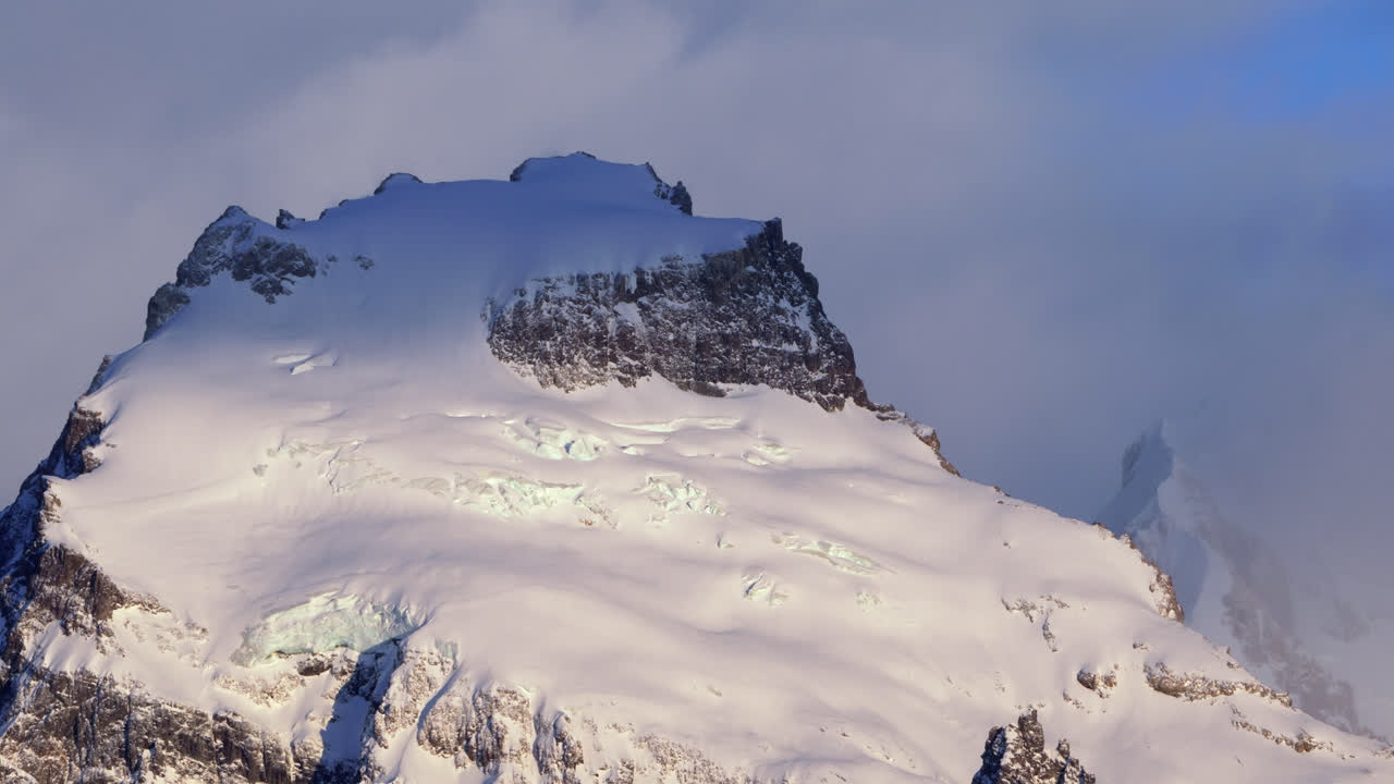 아르헨티나 파타고니아 엘차르텐 근처의 안데스 산맥에 있는 눈 인 세로 솔로 산