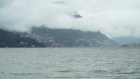 Schnellboot-überquert-Den-Comer-See