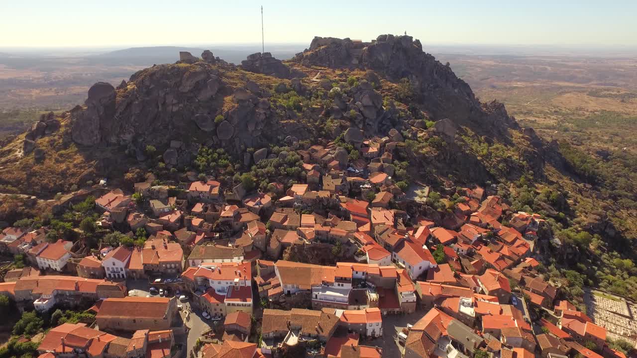 vista aérea de una aldea en la cima de una montaña en portugal