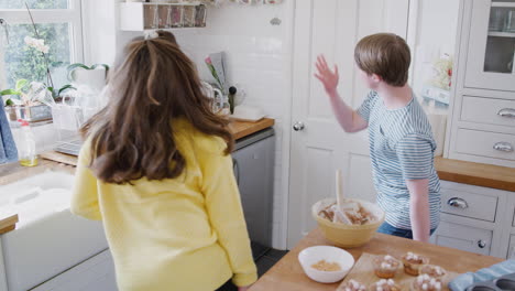 Una-Pareja-Joven-Con-Síndrome-De-Down-Decorando-Pastelitos-Caseros-Y-Bailando-En-La-Cocina-De-Casa