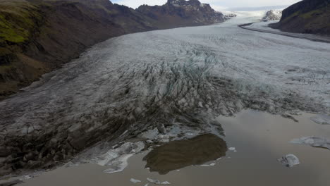 vista panorámica aérea hacia el glaciar svinafellsjokull en islandia durante un día nublado