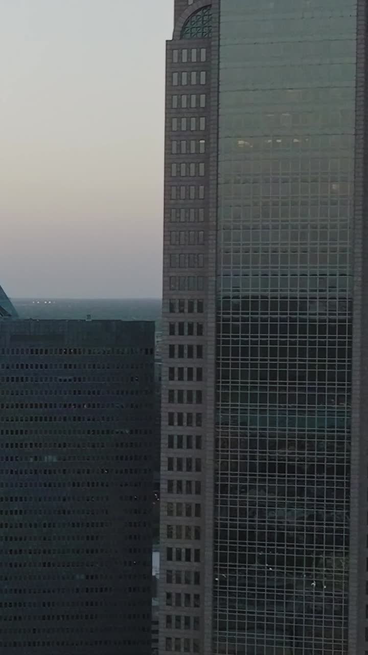 Vista do centro de Dallas, Texas, de cima com edifícios altos ao entardecer