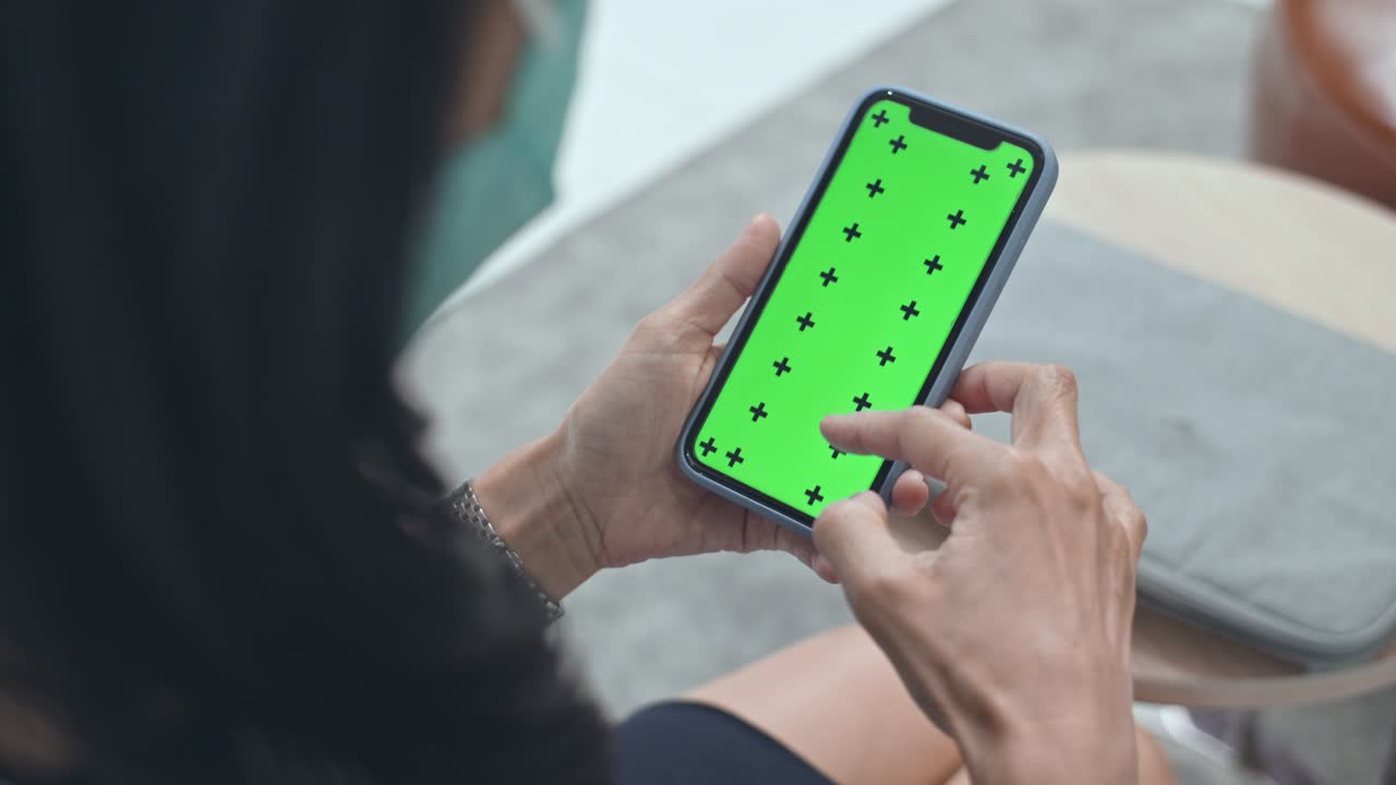 teléfono inteligente con llave de croma disparada por encima del hombro