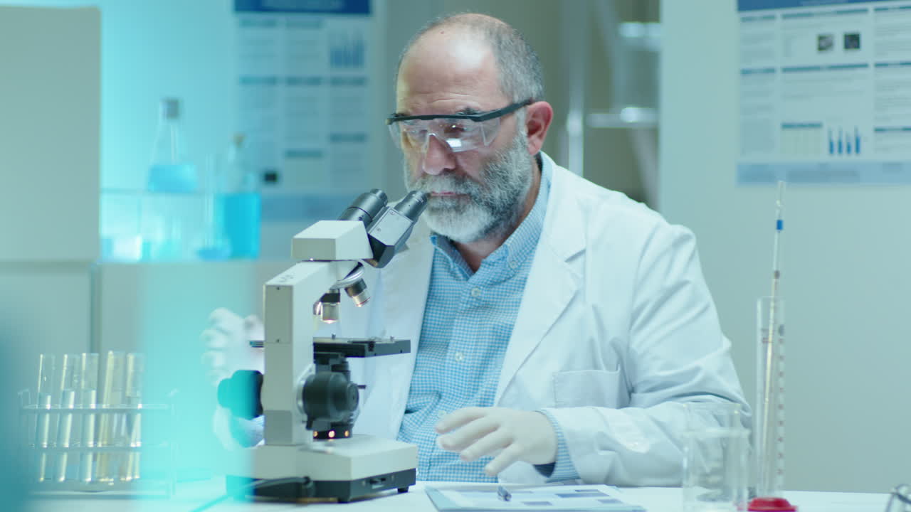 científico usando el microscopio en un laboratorio