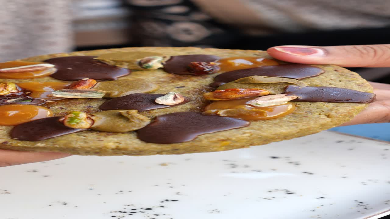 Biscotto con cioccolato, caramello e pistacchio
