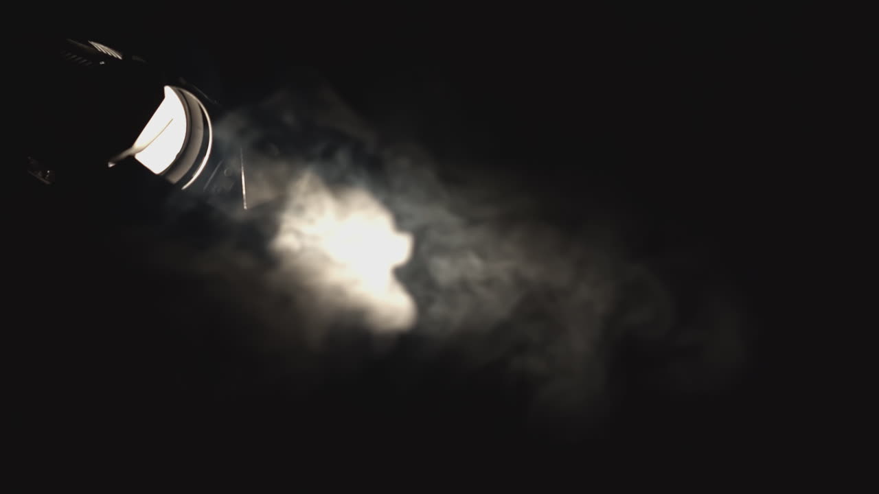 연기가 있는 스포트라이트