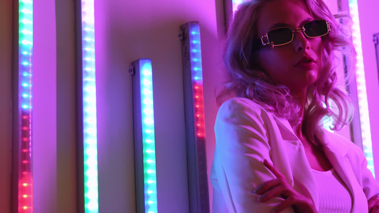 modelo de moda con traje blanco