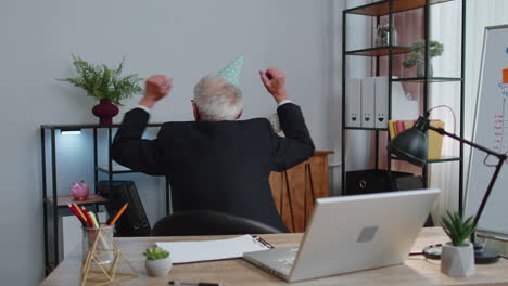 un homme d'affaires heureux danse une danse de victoire célèbre le week-end, les vacances, le succès, la victoire au bureau.