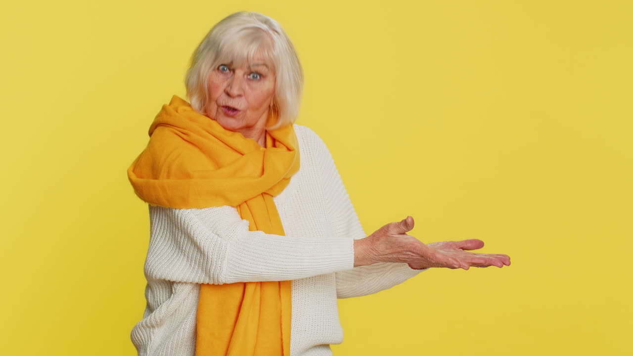 여성이 손을 들고 왜 왜 실패의 이유를 묻고 반 라이프 해킹 조롱 불신 짜증