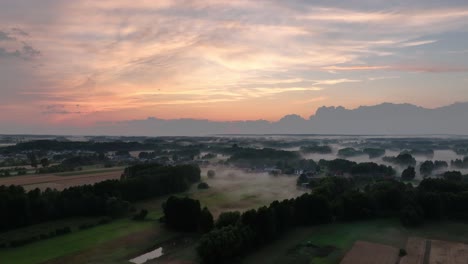 Verzauberter-Malerischer-Sonnenuntergang-Im-Ländlichen-Konzept-Eines-Umweltfreundlichen,-Nachhaltigen-Lebensstil-Gemeinschaftsdorfes