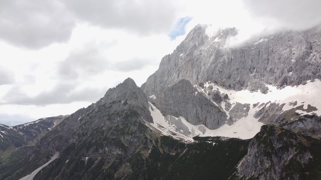 tomada de un dron de 4k del majestuoso glaciar dachstein, styria, austria en los alpes