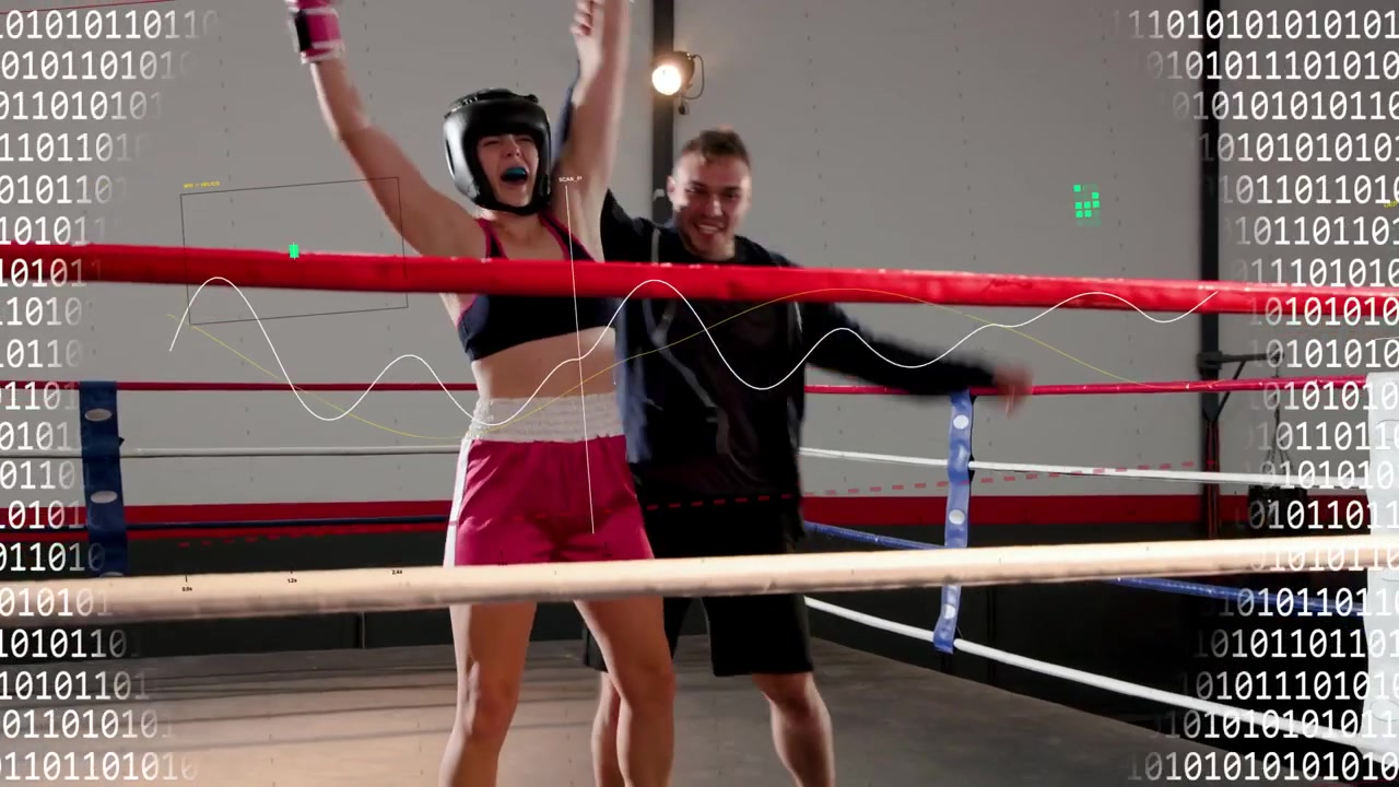 Pugile in rosa che esulta per una vittoria nel pugilato, con l'allenatore che entra nel ring e alza il braccio, e una sovrapposizione binaria su tutto il fotogramma.