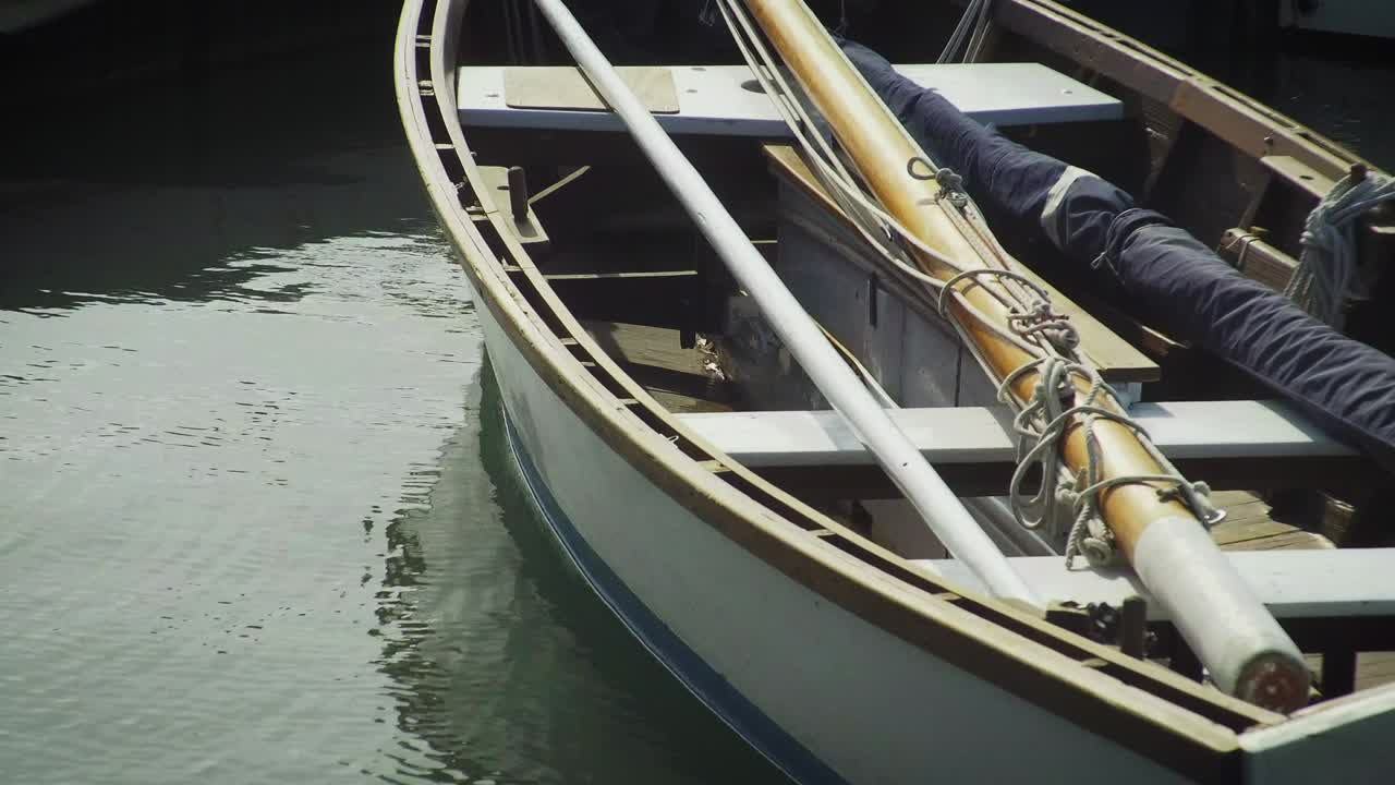 pequeño bote de vela