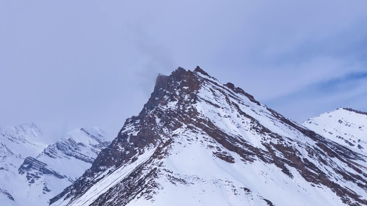 눈 덮인 산의 정상