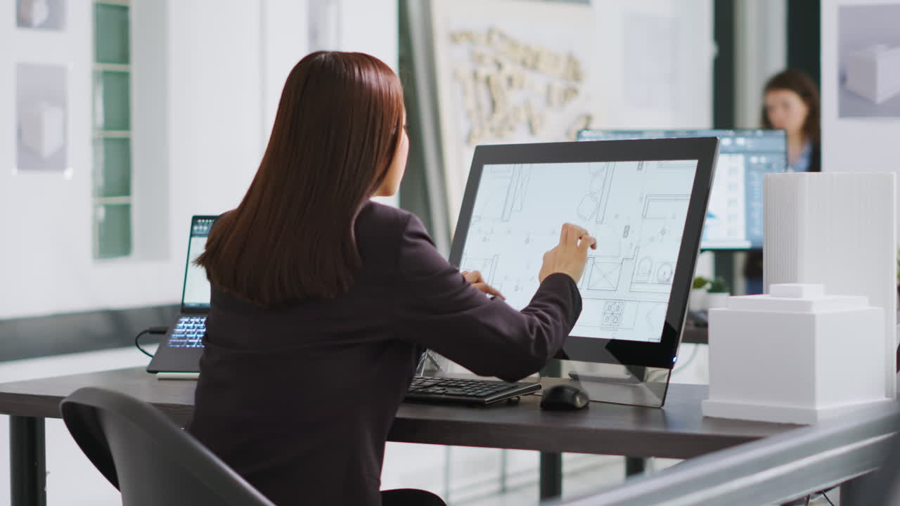 дизайнер составляет планы проекта ремонта дома