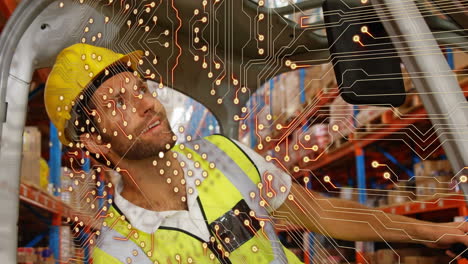 animación de circuito integrado sobre feliz trabajador de almacén caucásico masculino