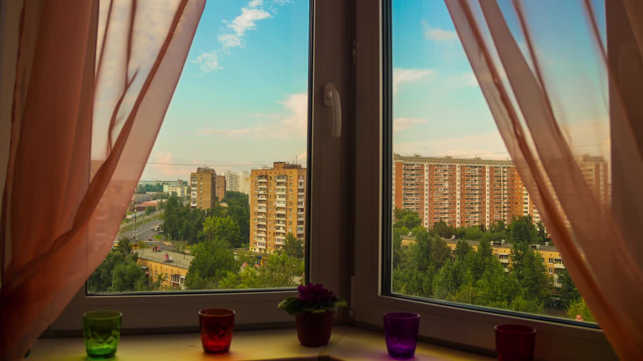 Cielo y nubes en la ciudad en timelapse, vista desde el apartamento