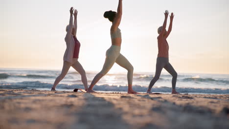 Clase-De-Yoga-En-La-Playa,-Puesta-De-Sol-Y-Entrenador-De-Meditación.