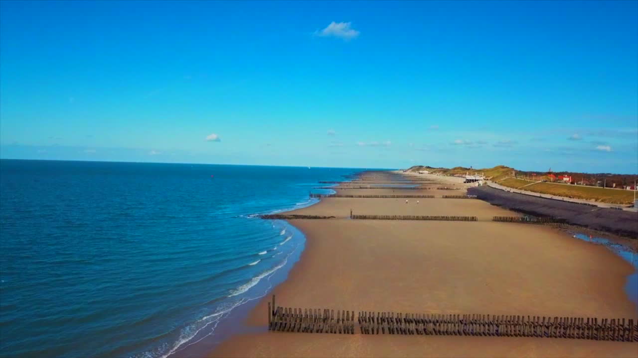 toma de drone de la playa en holanda